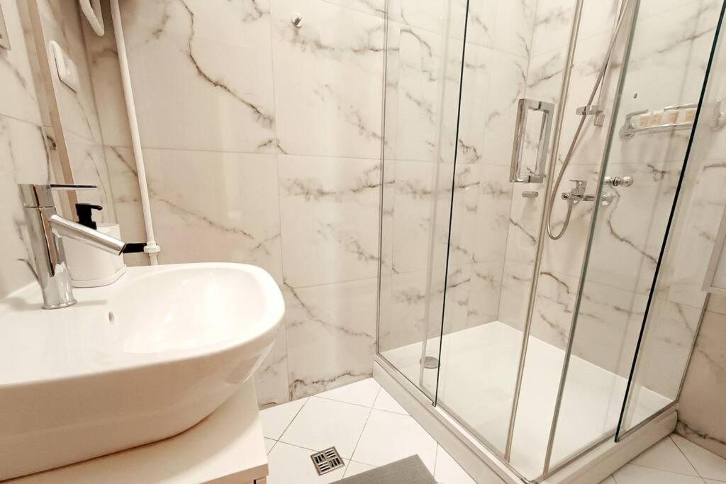 Huoneisto Spacious Old Town Family Peachy 2 Bedrooms Apartment, Nearby The Presidential Castle