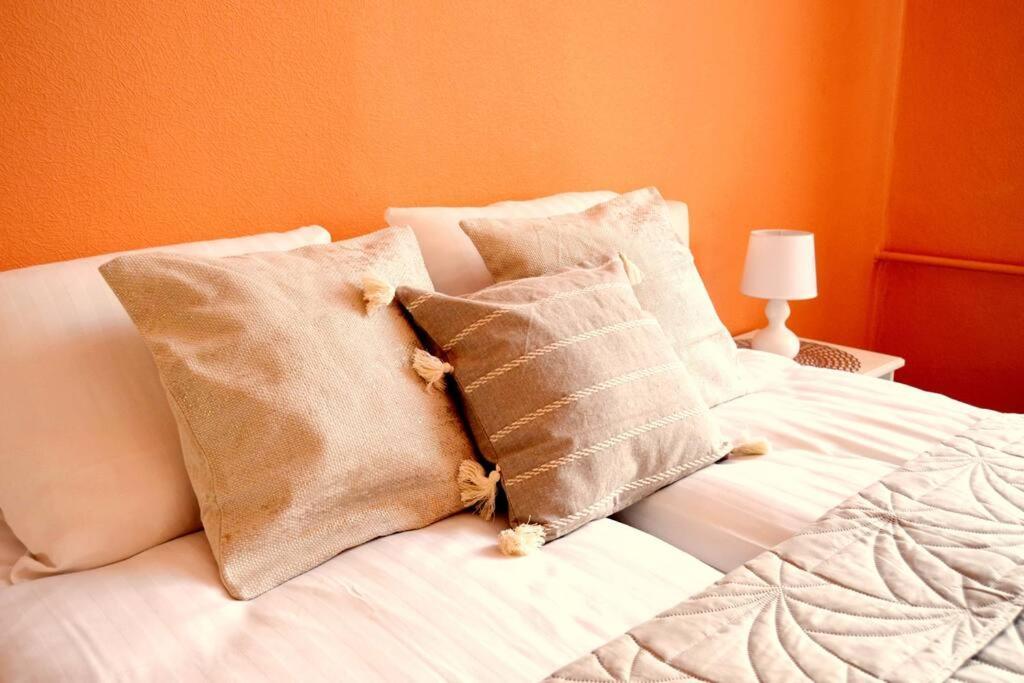 Spacious Old Town Family Peachy 2 Bedrooms Apartment, Nearby The Presidential Castle Huoneisto Riika