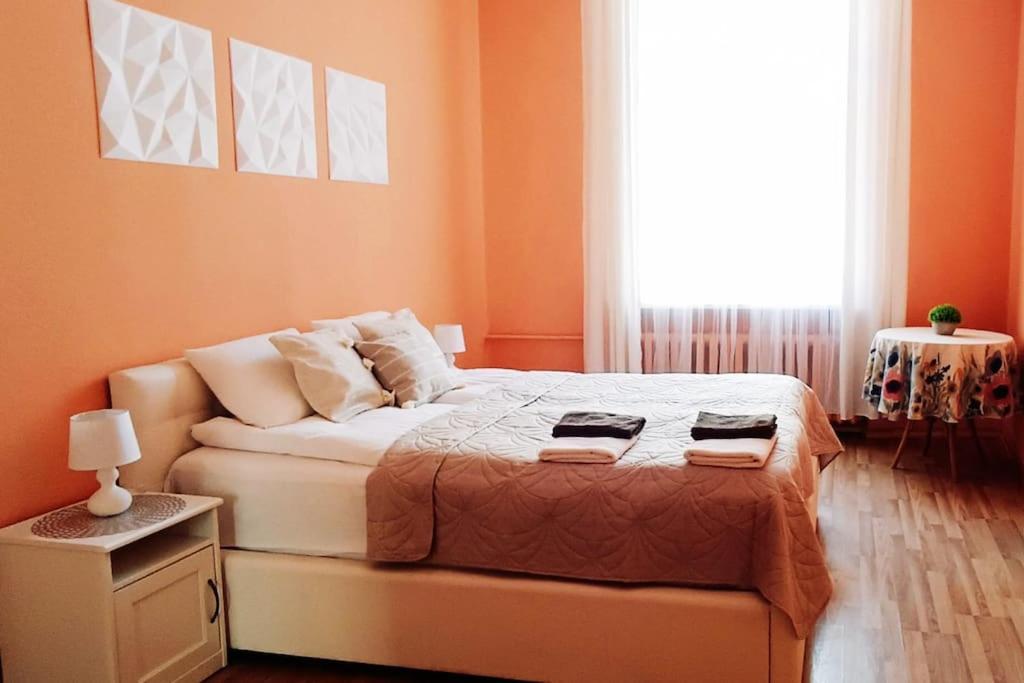 Spacious Old Town Family Peachy 2 Bedrooms Apartment, Nearby The Presidential Castle * Riika