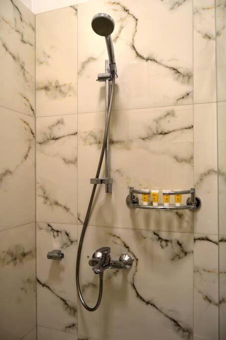Huoneisto Spacious Old Town Family Peachy 2 Bedrooms Apartment, Nearby The Presidential Castle