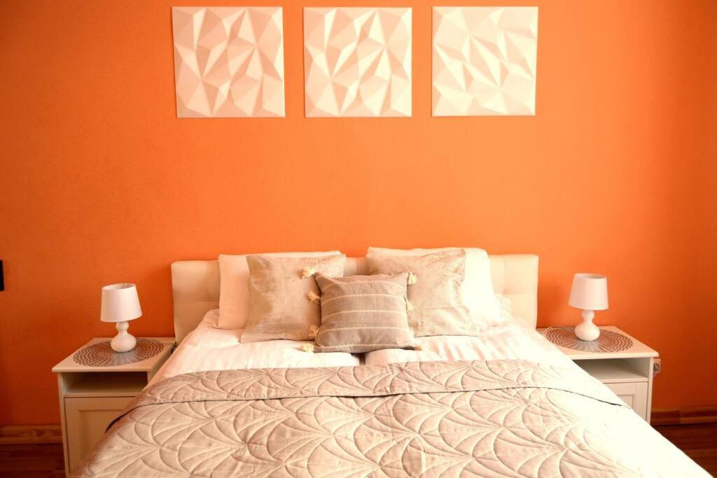 Spacious Old Town Family Peachy 2 Bedrooms Apartment, Nearby The Presidential Castle Huoneisto *
