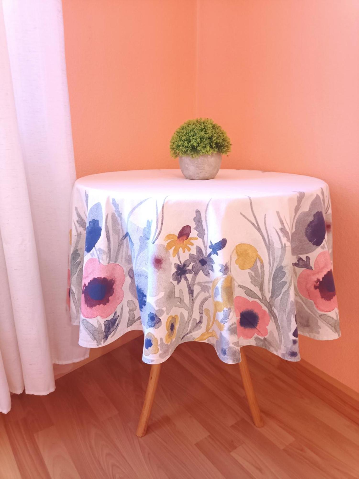 Huoneisto Spacious Old Town Family Peachy 2 Bedrooms Apartment, Nearby The Presidential Castle *