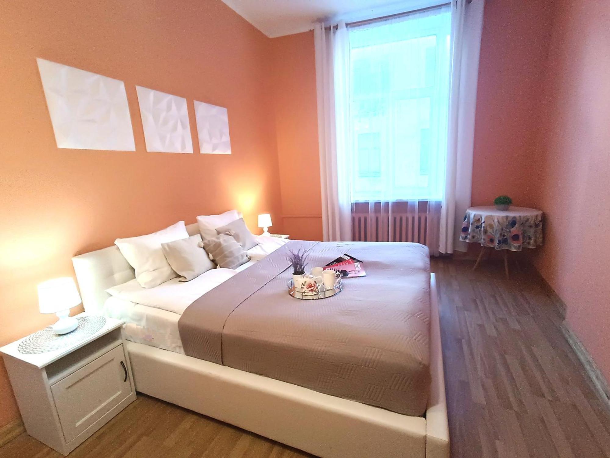 Spacious Old Town Family Peachy 2 Bedrooms Apartment, Nearby The Presidential Castle Riika