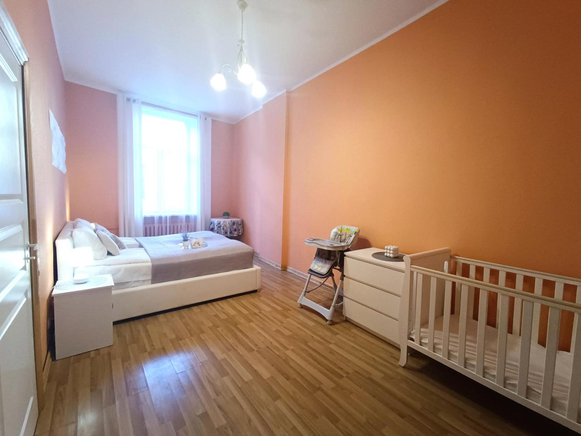 Huoneisto Spacious Old Town Family Peachy 2 Bedrooms Apartment, Nearby The Presidential Castle *
