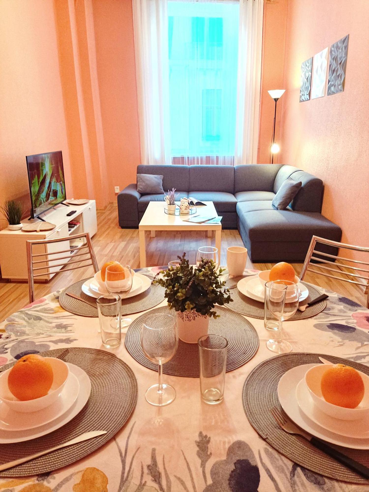 Spacious Old Town Family Peachy 2 Bedrooms Apartment, Nearby The Presidential Castle * Riika